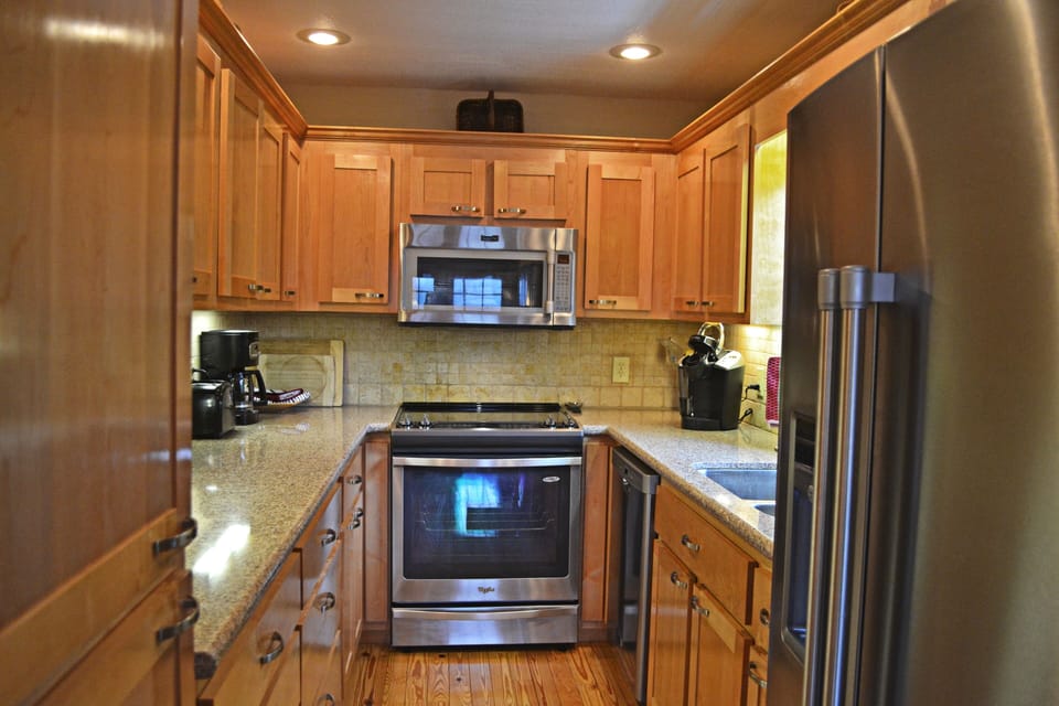 Solid Surface/All Stainless... Kitchen VERY well appointed
