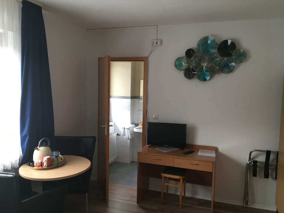 Comfort Double or Twin Room | Living room | 56-cm flat-screen TV with satellite channels, TV