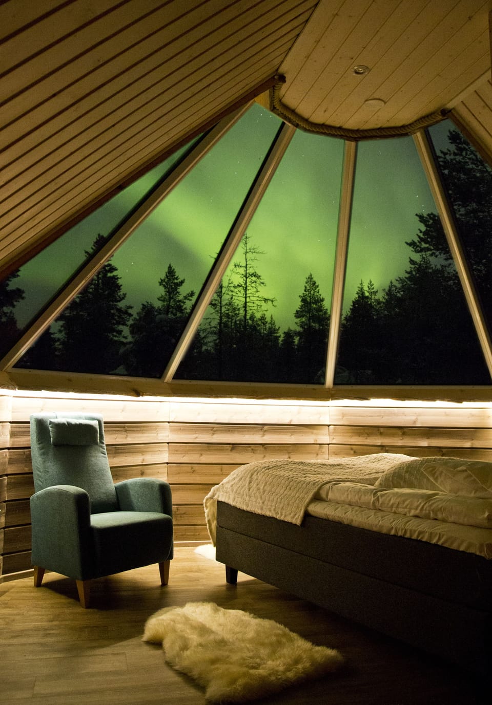 Aurora Cabin | Laptop workspace, cribs/infant beds, bed sheets