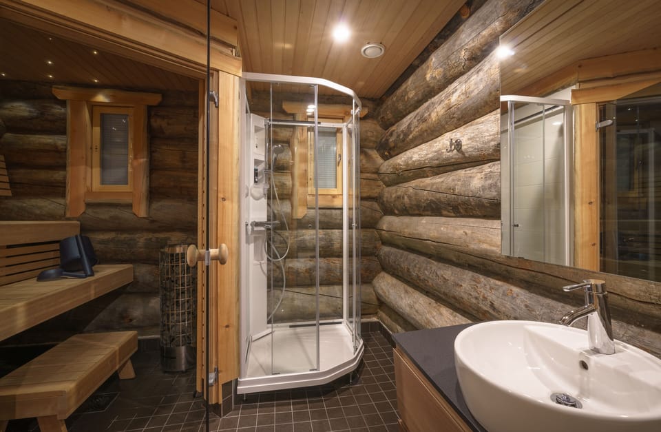 Panorama Log Cabin | Bathroom | Shower, hair dryer, towels, soap