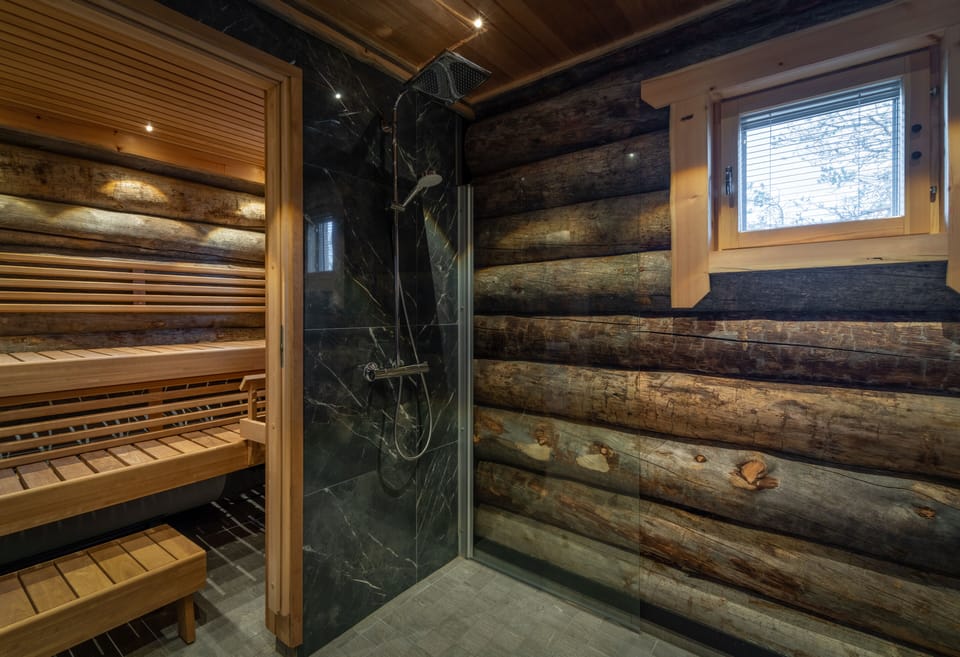 Riverside Log cabin | Bathroom | Shower, hair dryer, towels, soap