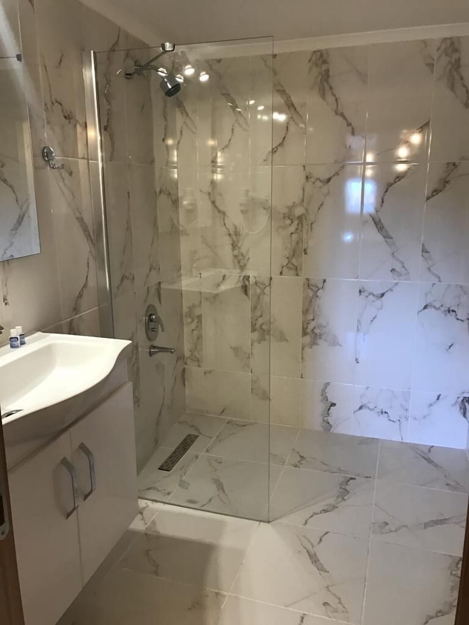 Standard Double Room | Bathroom shower