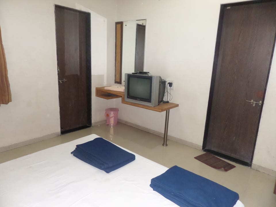 Deluxe Double Room, 1 Bedroom (AC) | Rollaway beds