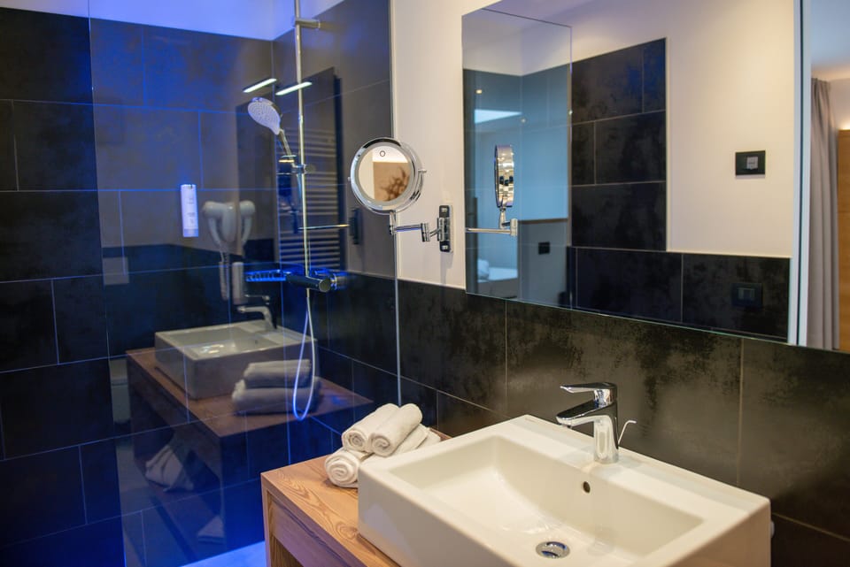 Frette Italian sheets, hypo-allergenic bedding, down comforters