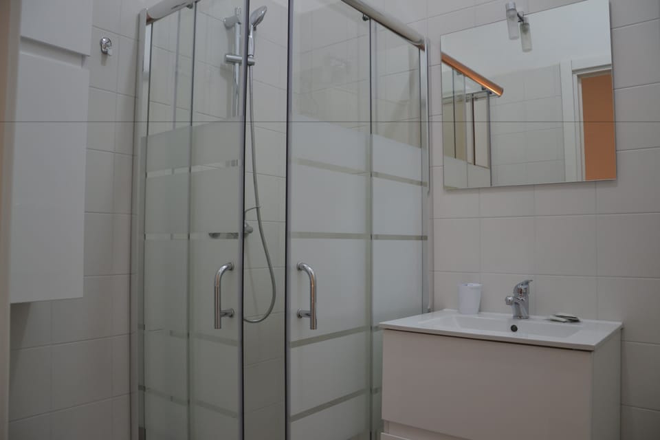 Triple Room | Bathroom | Shower, free toiletries, hair dryer, bidet