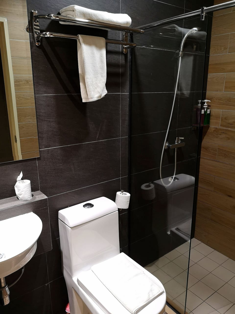 Basic Single Room, 1 Twin Bed, Ensuite, Corner | In-room safe, desk, iron/ironing board, free WiFi