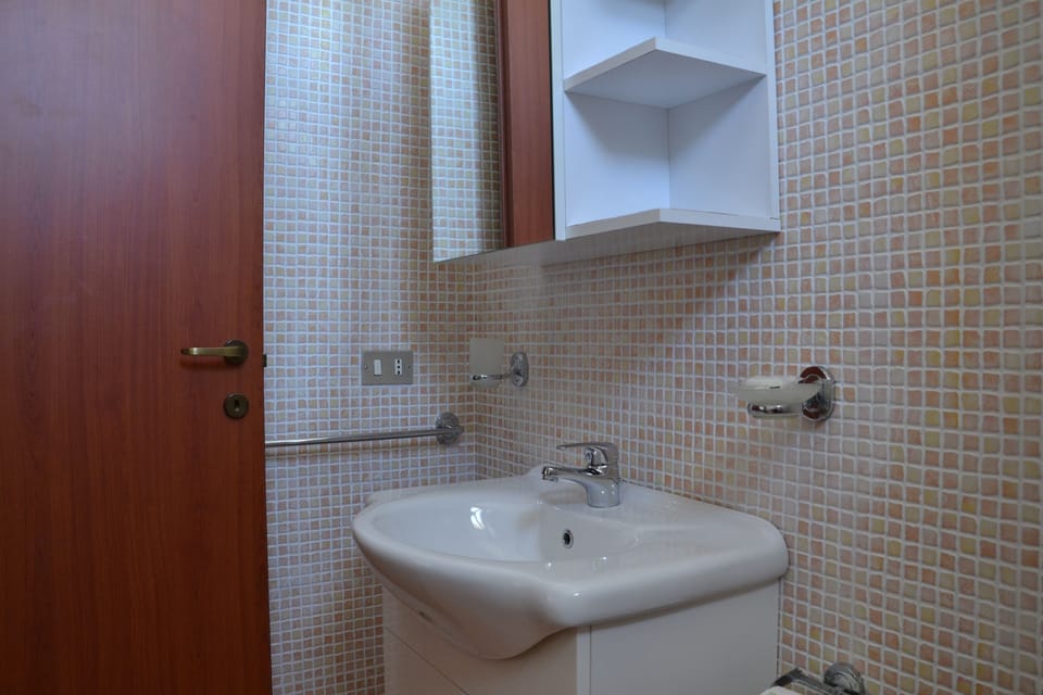 Triple Room | Bathroom sink