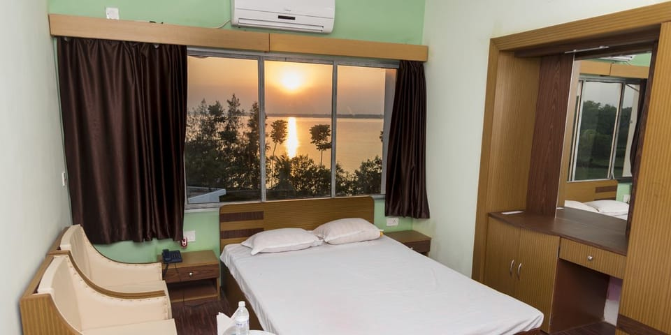 Premium Deluxe Room | 1 bedroom, minibar, desk, rollaway beds (surcharge)