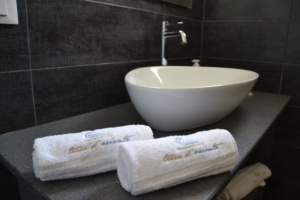 Deluxe Double Room | Bathroom sink