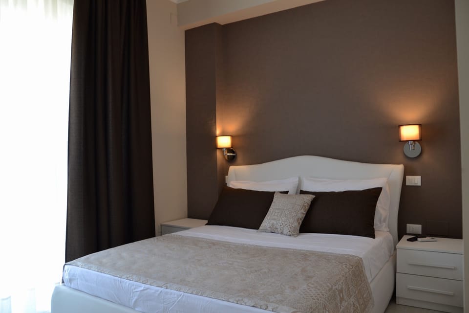 Luxury Quadruple Room | Desk, soundproofing, iron/ironing board, free cribs/infant beds
