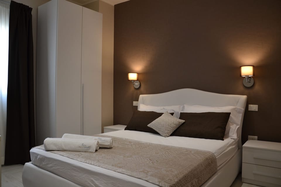 Deluxe Double Room | Desk, soundproofing, iron/ironing board, free cribs/infant beds