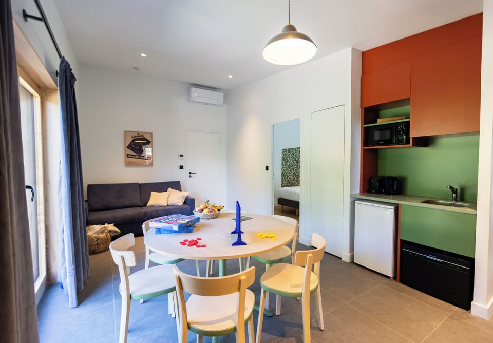 Lodge double | Living area | 100-cm flat-screen TV with satellite channels