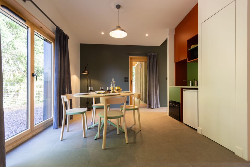 Lodge double | Living area | 100-cm flat-screen TV with satellite channels