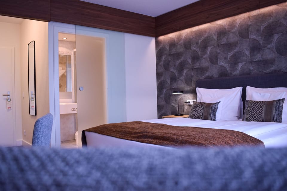Comfort Double Room, Balcony | Bathroom | Shower, free toiletries, hair dryer, towels