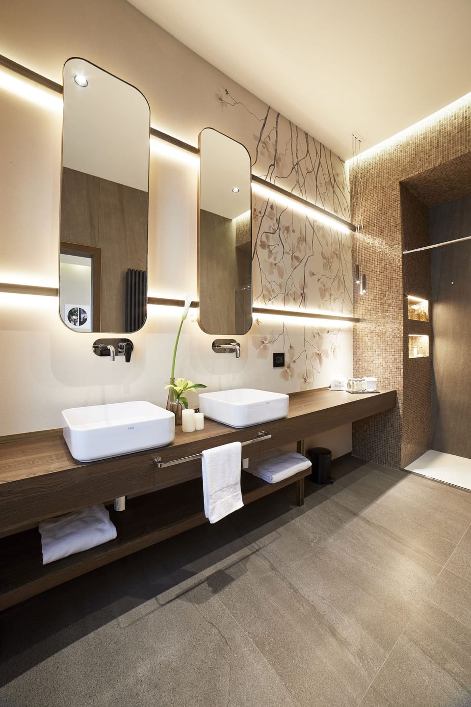Superior Room | Bathroom | Shower, rainfall showerhead, free toiletries, hair dryer