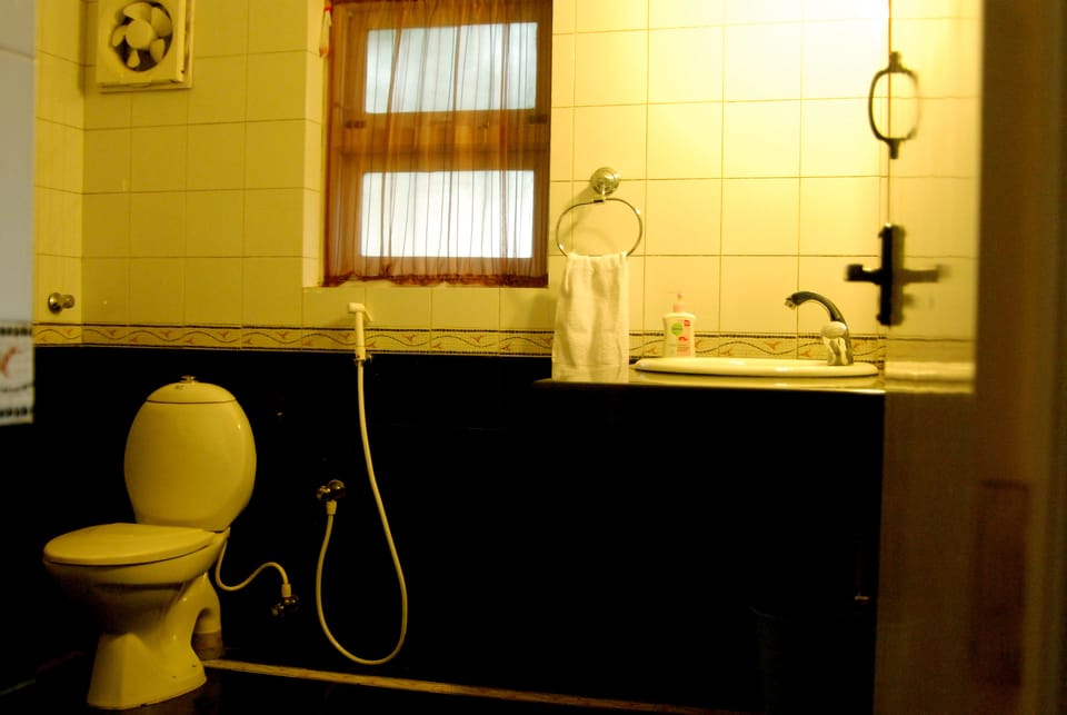 Standard Double Room, 1 Double Bed | Bathroom | Shower, free toiletries, towels