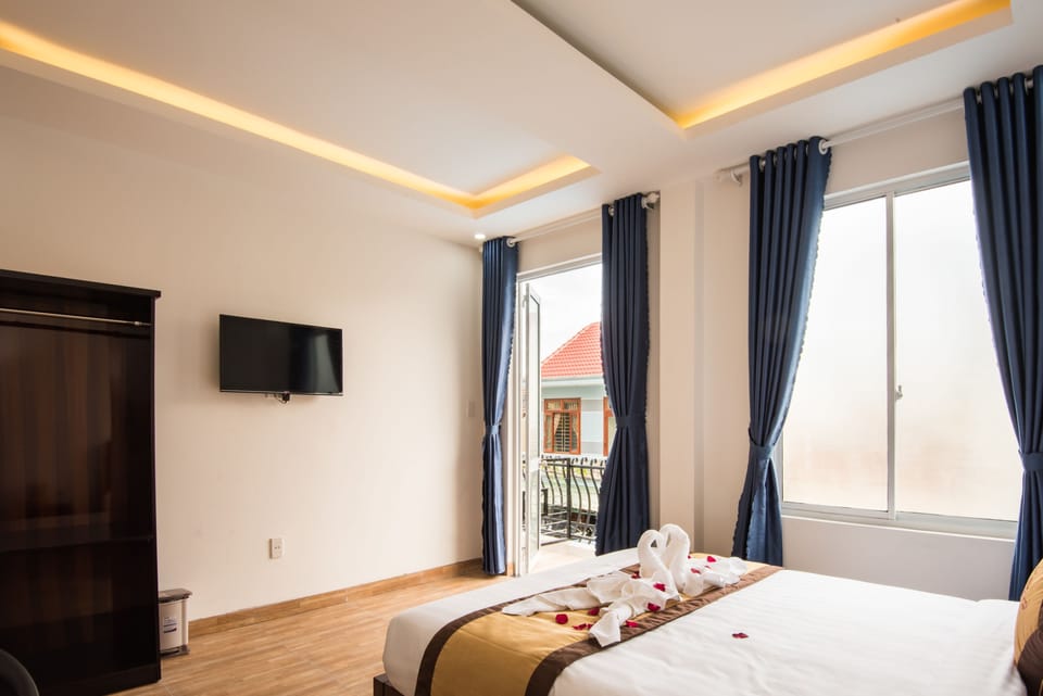 Deluxe Double Room | Minibar, desk, blackout drapes, iron/ironing board