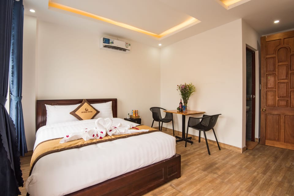 Deluxe Double Room | Minibar, desk, blackout drapes, iron/ironing board