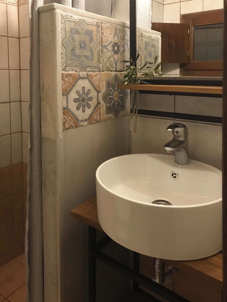 Traditional Triple Room, 1 Bedroom, Partial Sea View | Bathroom | Shower, free toiletries, hair dryer, towels
