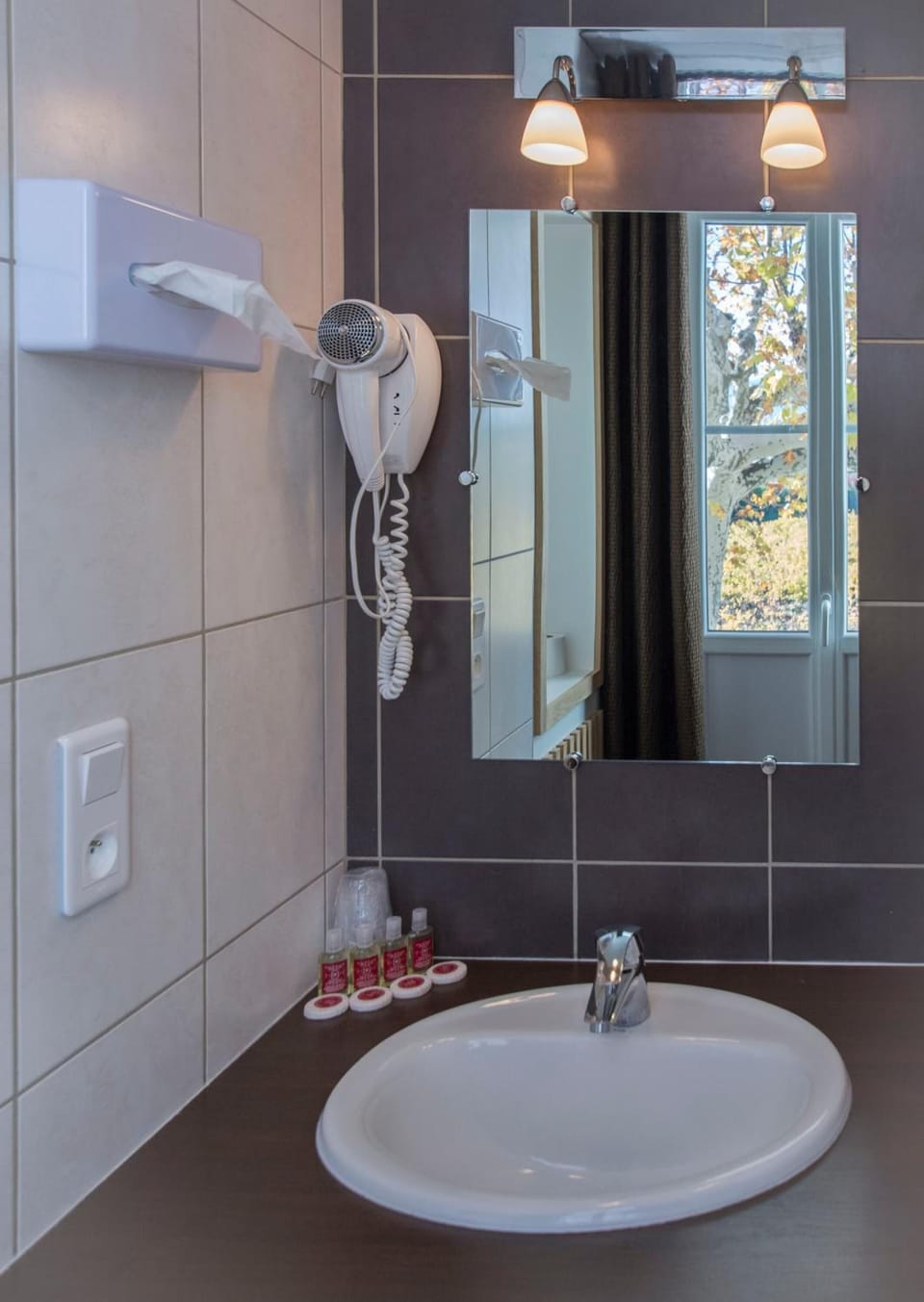 Bathtub, deep soaking tub, free toiletries, towels
