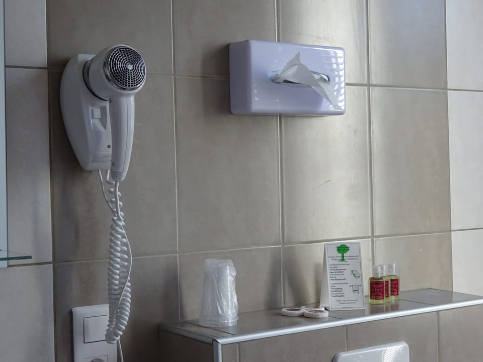 Economy Double Room | Bathroom | Bathtub, deep soaking tub, free toiletries, towels