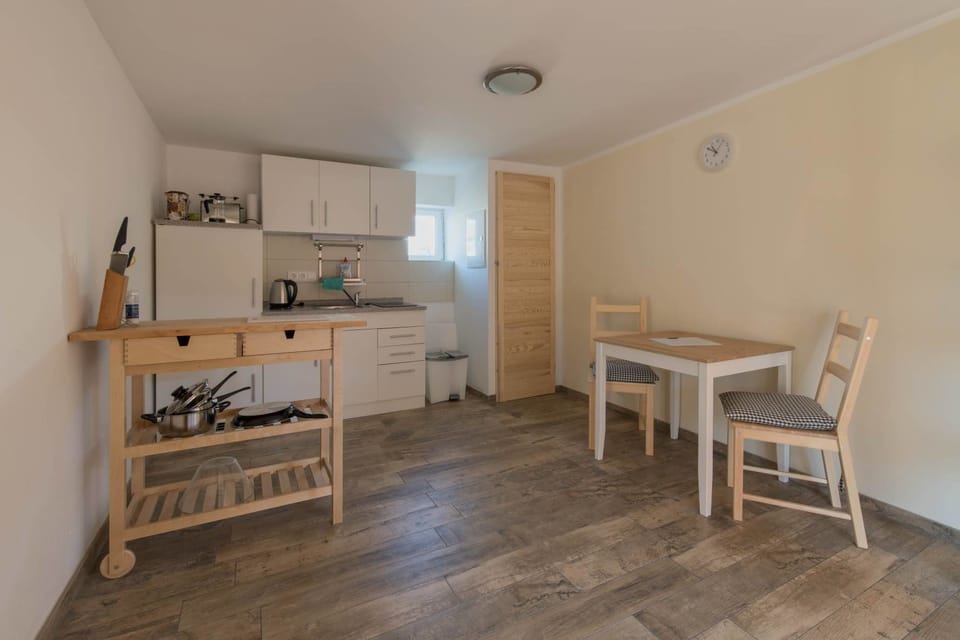 Classic Suite | Private kitchen | Fridge, stovetop, cookware/dishes/utensils