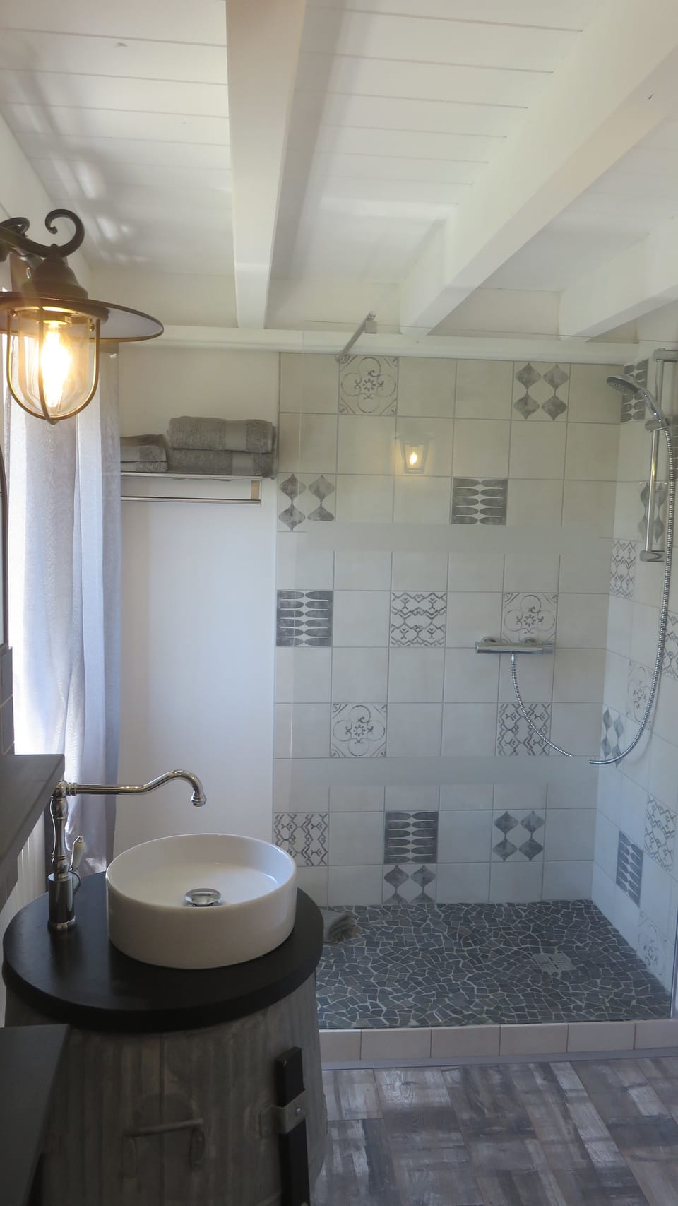 Room (La Lavandière) | Bathroom shower