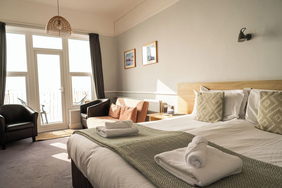 Double Room, Sea View | Bathroom | Free toiletries, towels