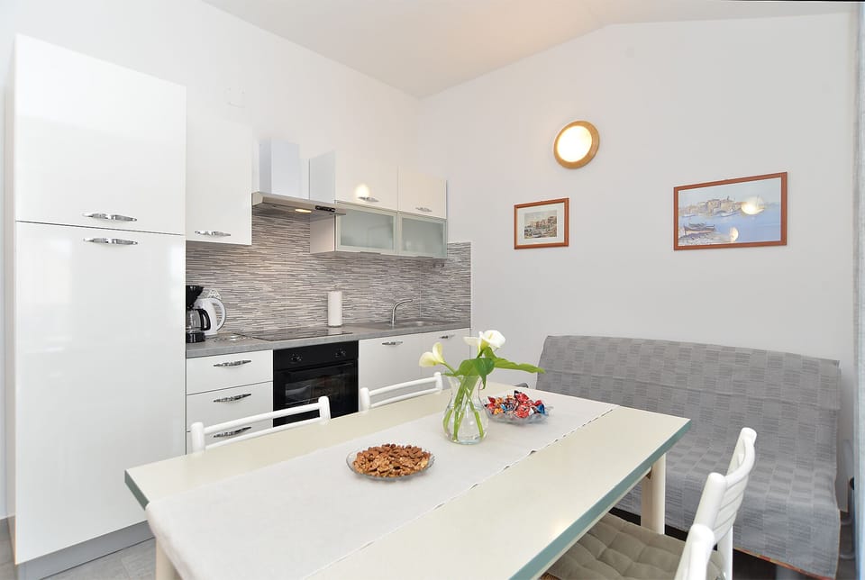 Apartment, 2 Bedrooms (1293/12303) | Private kitchen | Fridge, coffee/tea maker