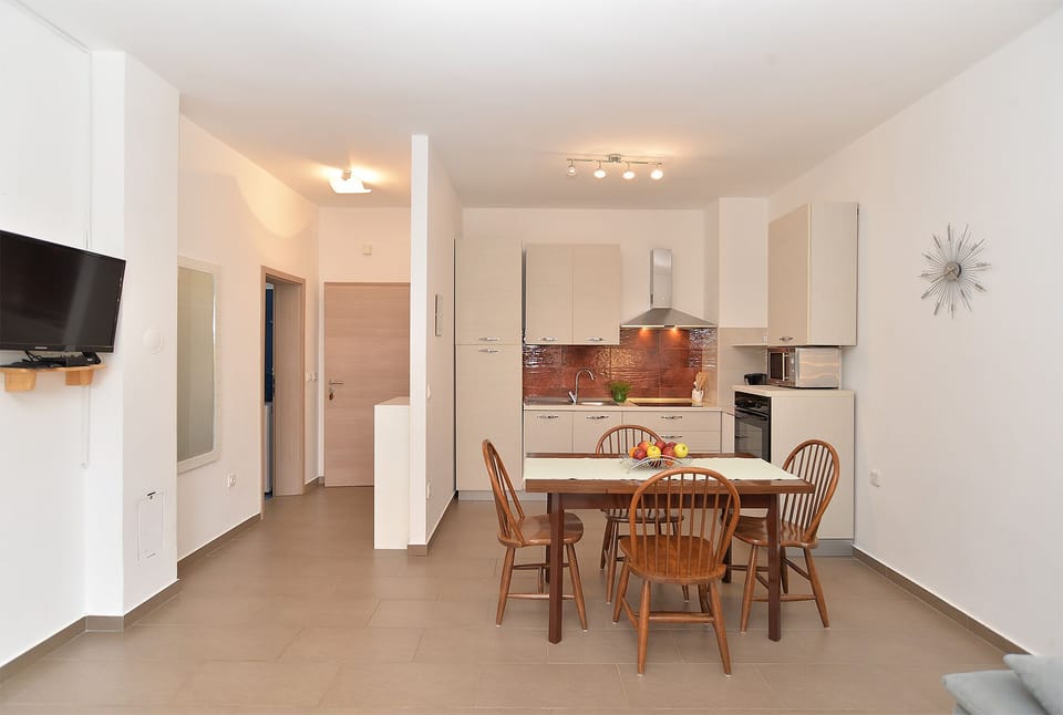 Apartment, 2 Bedrooms (1293/12301) | Living area