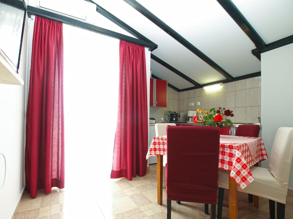 Apartment, 2 Bedrooms (1251/11918) | Private kitchen | Fridge