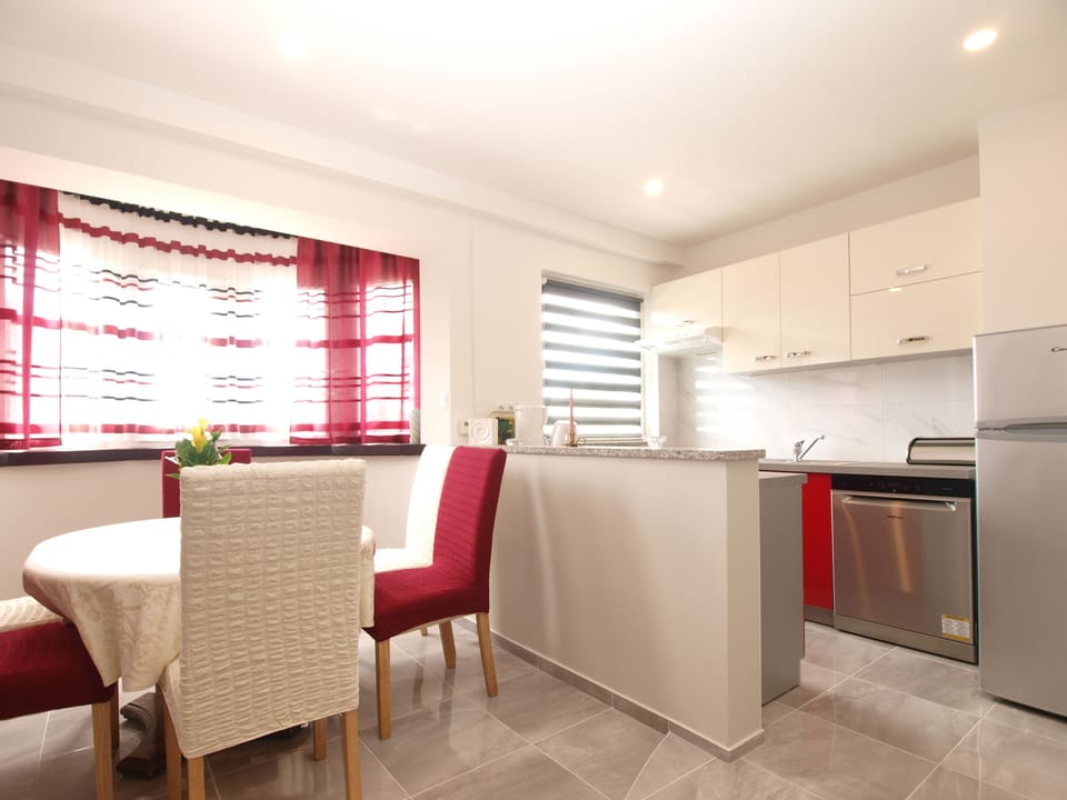 Apartment, 2 Bedrooms (1251/11917) | Private kitchen | Fridge