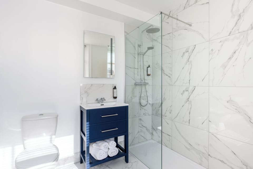 Premium Quadruple Room | Bathroom | Shower, free toiletries, hair dryer, towels