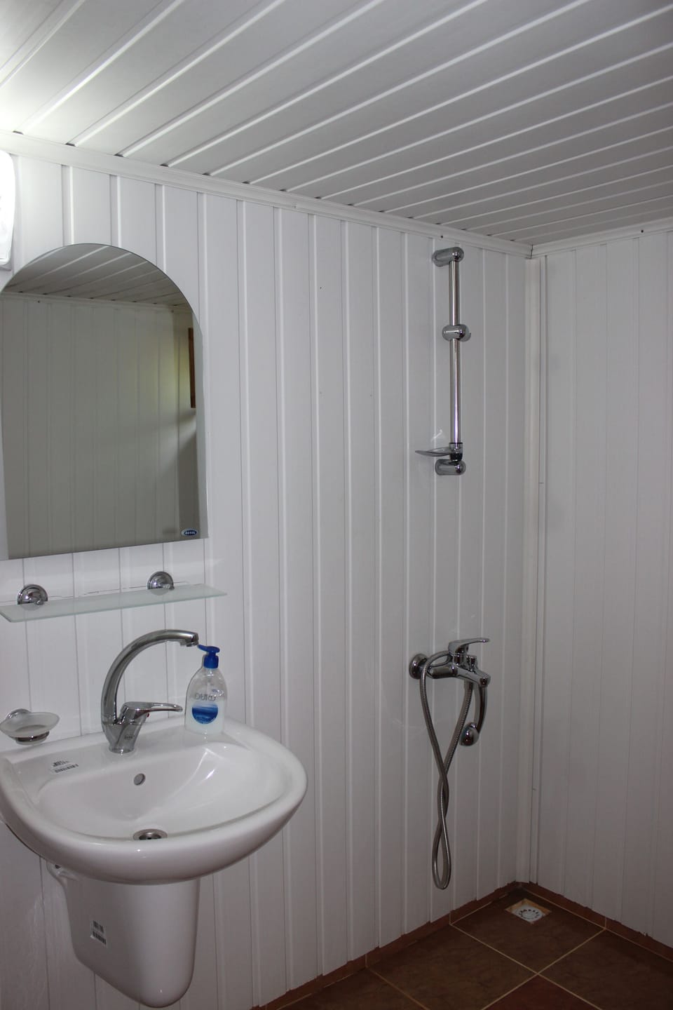 Bungalow | Bathroom | Shower, hair dryer, towels