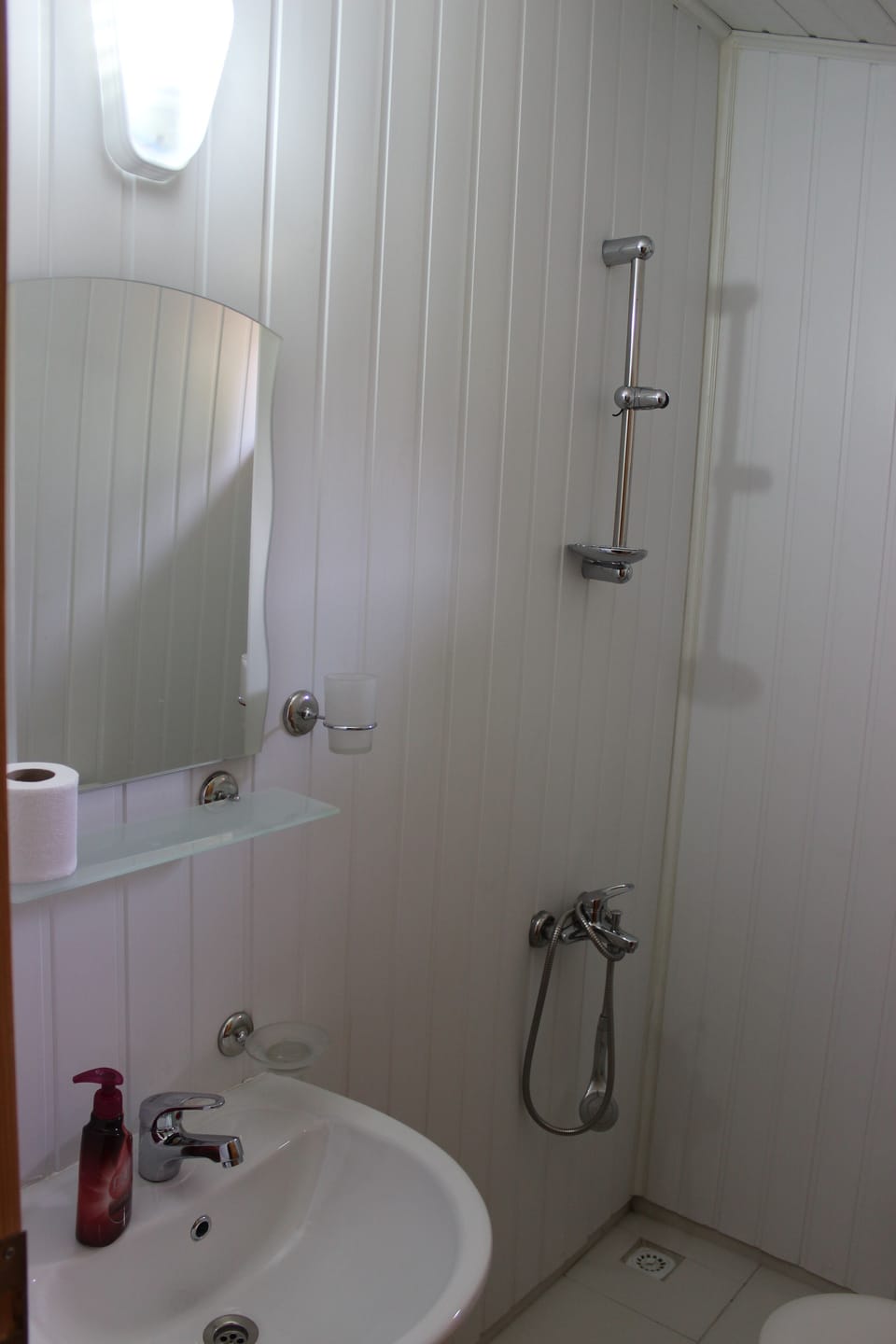 Bungalow | Bathroom | Shower, hair dryer, towels