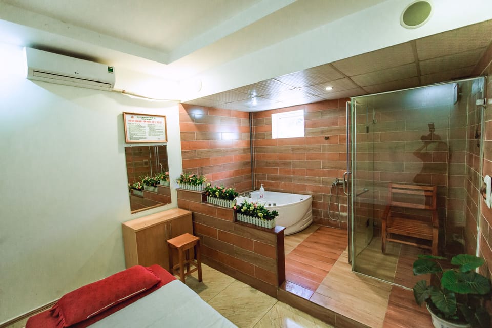 Sauna, hot tub, steam room, massage/treatment rooms