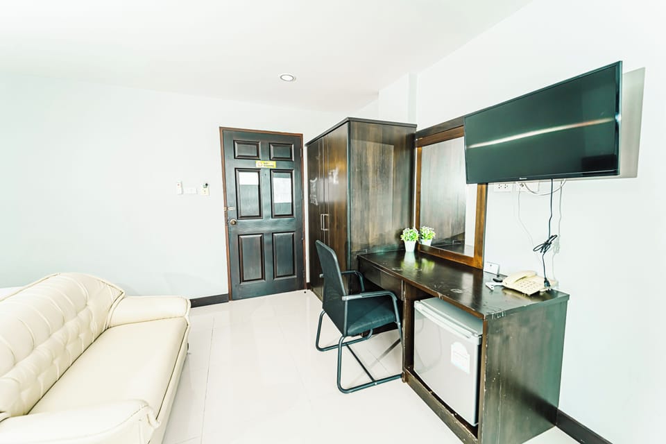 Deluxe Double or Twin Room, Sea View | In-room safe, blackout drapes, rollaway beds, free WiFi