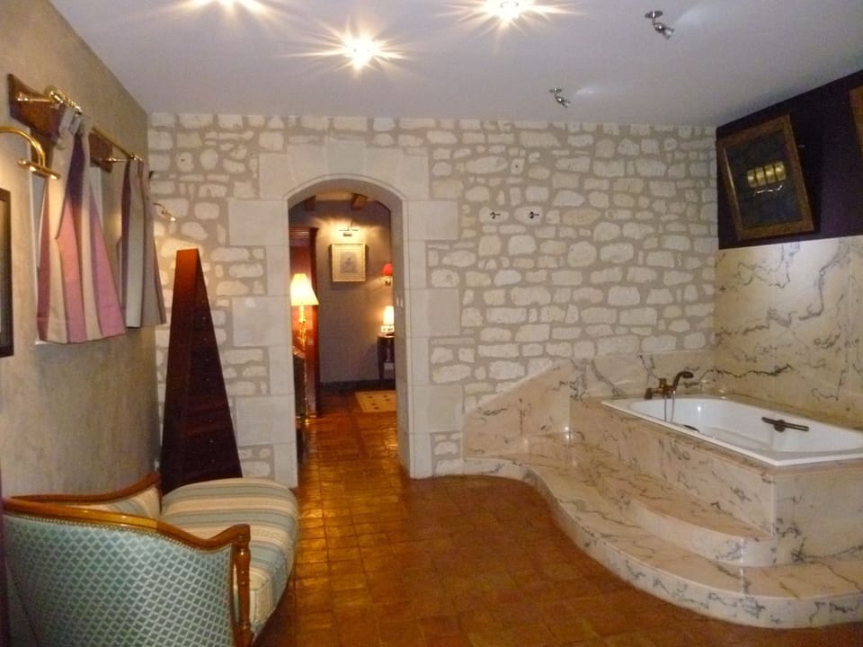 Premium Suite, Ensuite, Pool View (Cheverny) | Jetted tub