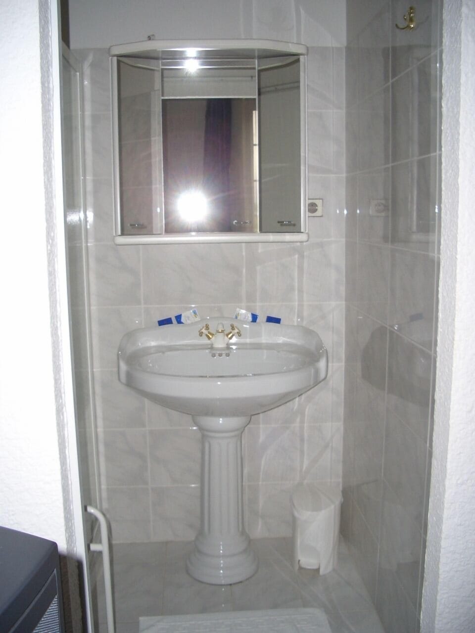 Double Room | Bathroom | Shower, free toiletries, hair dryer, towels