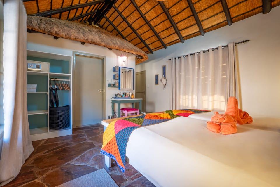 Standard Twin Room | In-room safe, desk, laptop workspace, bed sheets