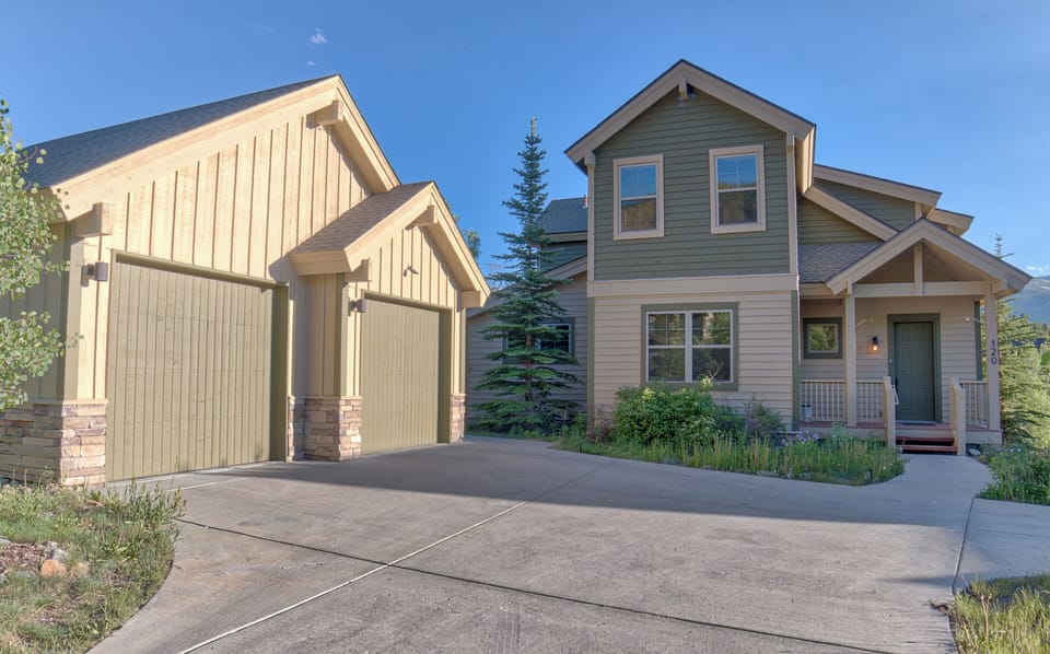 House (4 Bedrooms) | Exterior