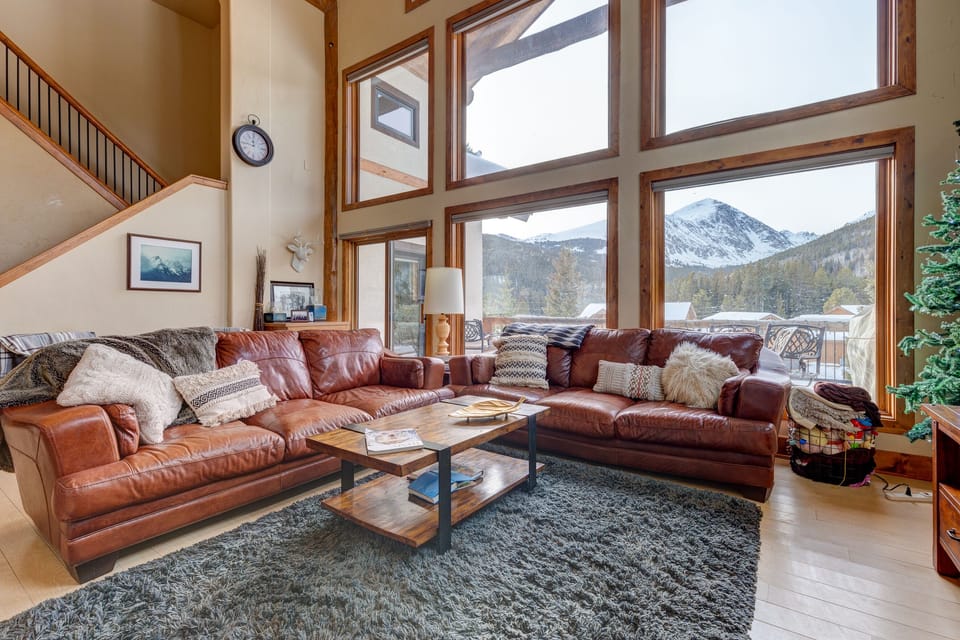 House | Living area | TV, fireplace