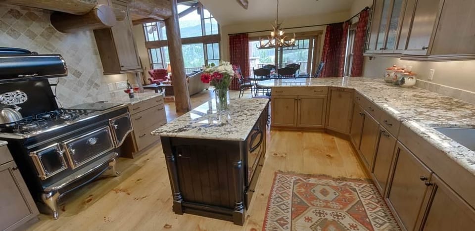 Luxury House, 5 Bedrooms, Hot Tub, Mountain View | Private kitchen | Fridge, microwave, oven, stovetop