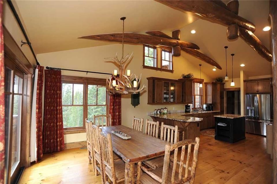 Luxury House, 5 Bedrooms, Hot Tub, Mountain View | In-room dining