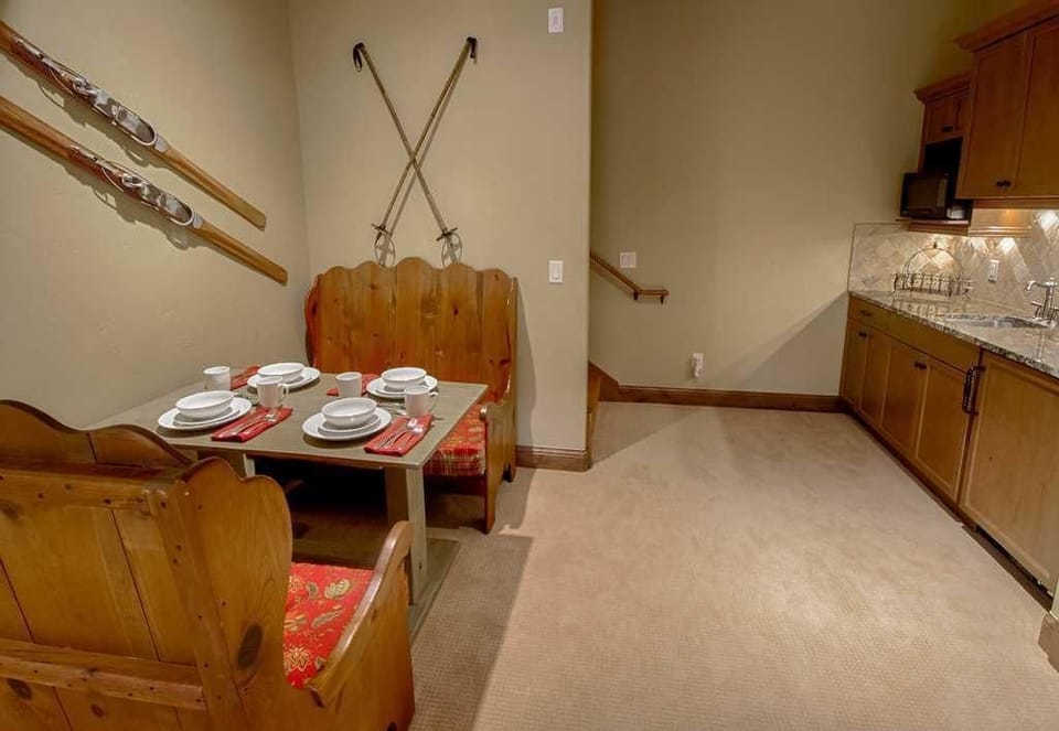 Luxury House, 5 Bedrooms, Hot Tub, Mountain View | In-room dining