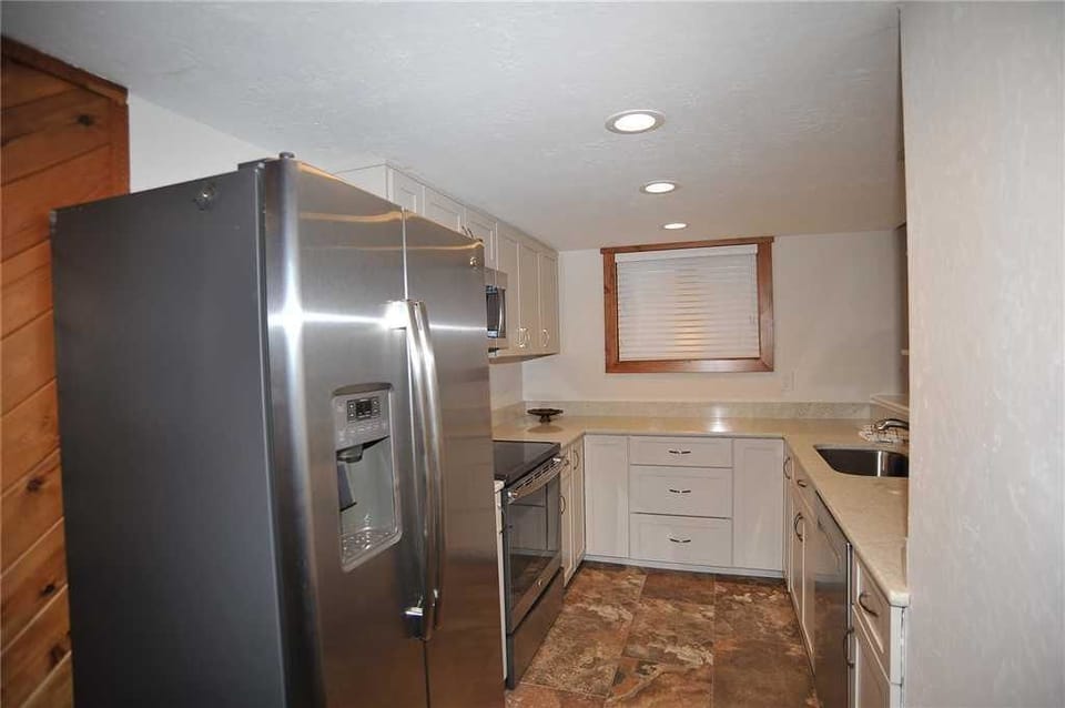 Deluxe Condo, 2 Bedrooms, Balcony, Mountain View | Private kitchen | Fridge, microwave, oven, stovetop