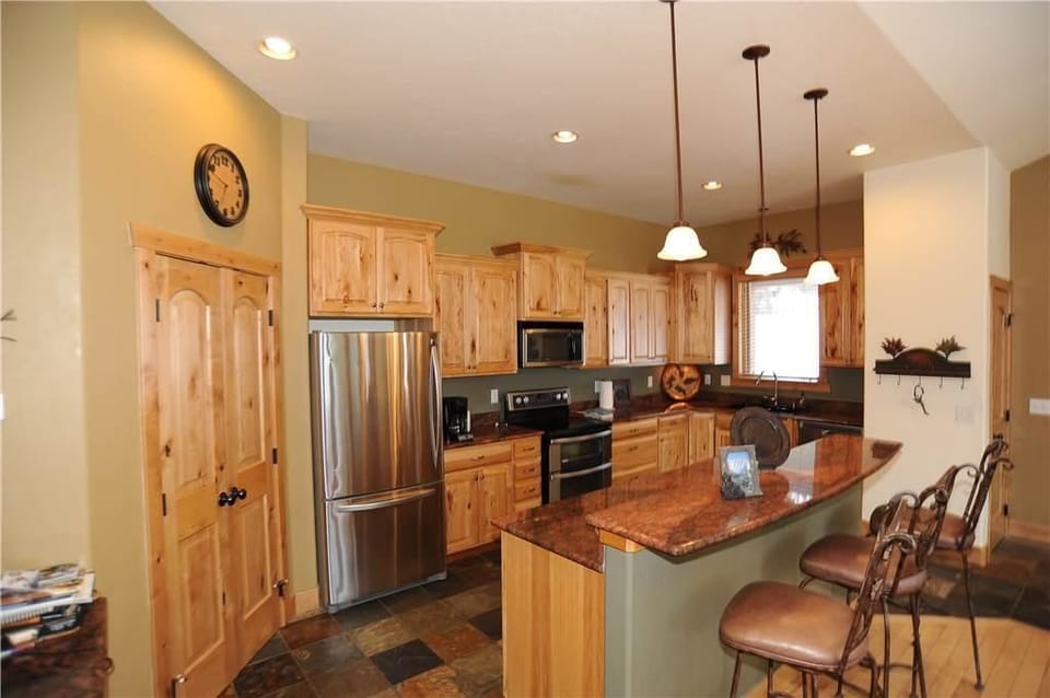 Signature Duplex, Multiple Beds, Hot Tub, Mountain View | Private kitchen | Fridge, microwave, oven, stovetop