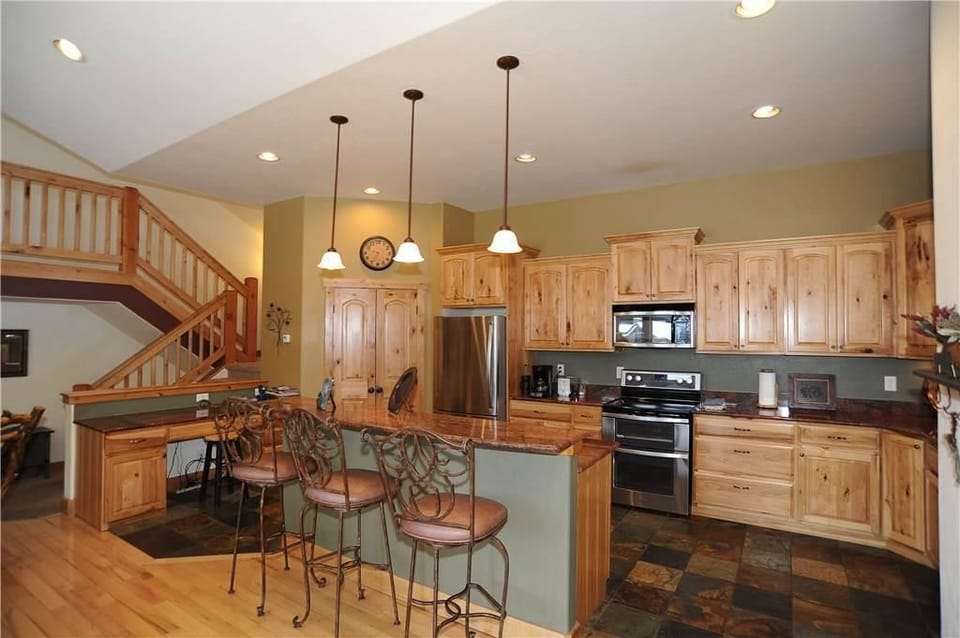 Signature Duplex, Multiple Beds, Hot Tub, Mountain View | Private kitchen | Fridge, microwave, oven, stovetop
