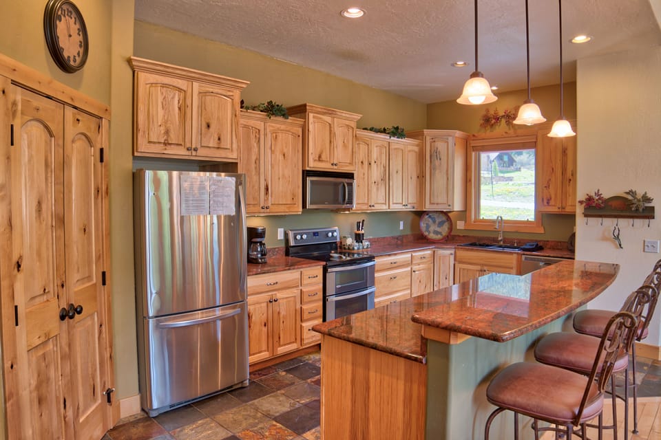 Signature Duplex, Multiple Beds, Hot Tub, Mountain View | Private kitchen | Fridge, microwave, oven, stovetop