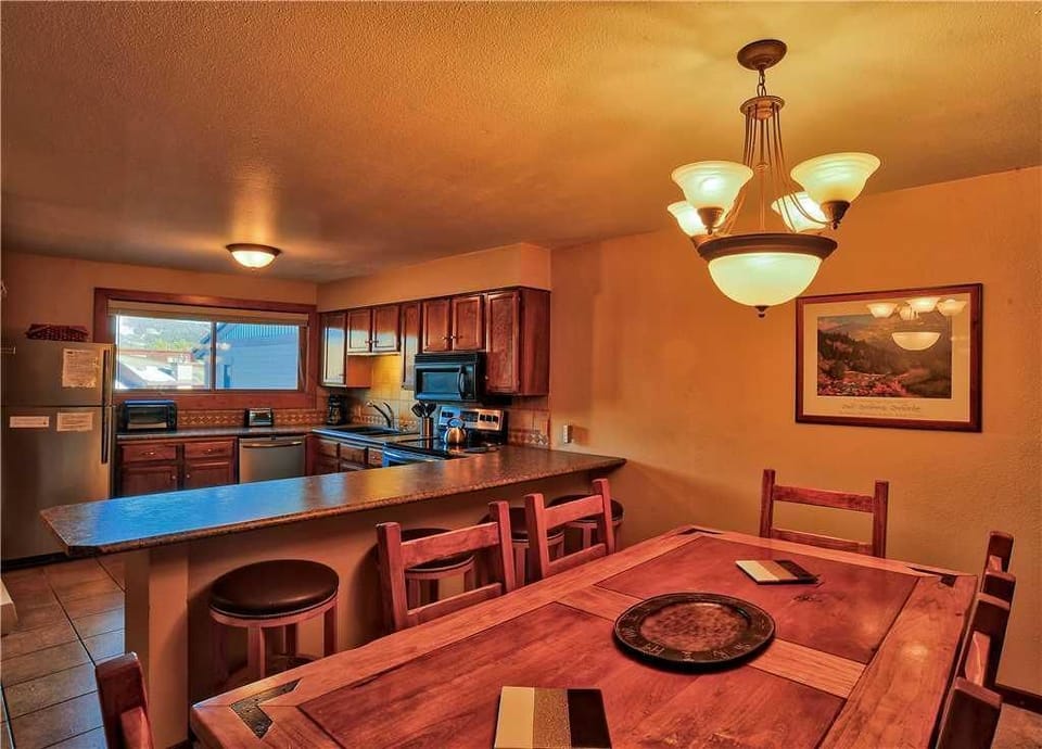 Classic Condo, 2 Bedrooms, Fireplace | In-room dining
